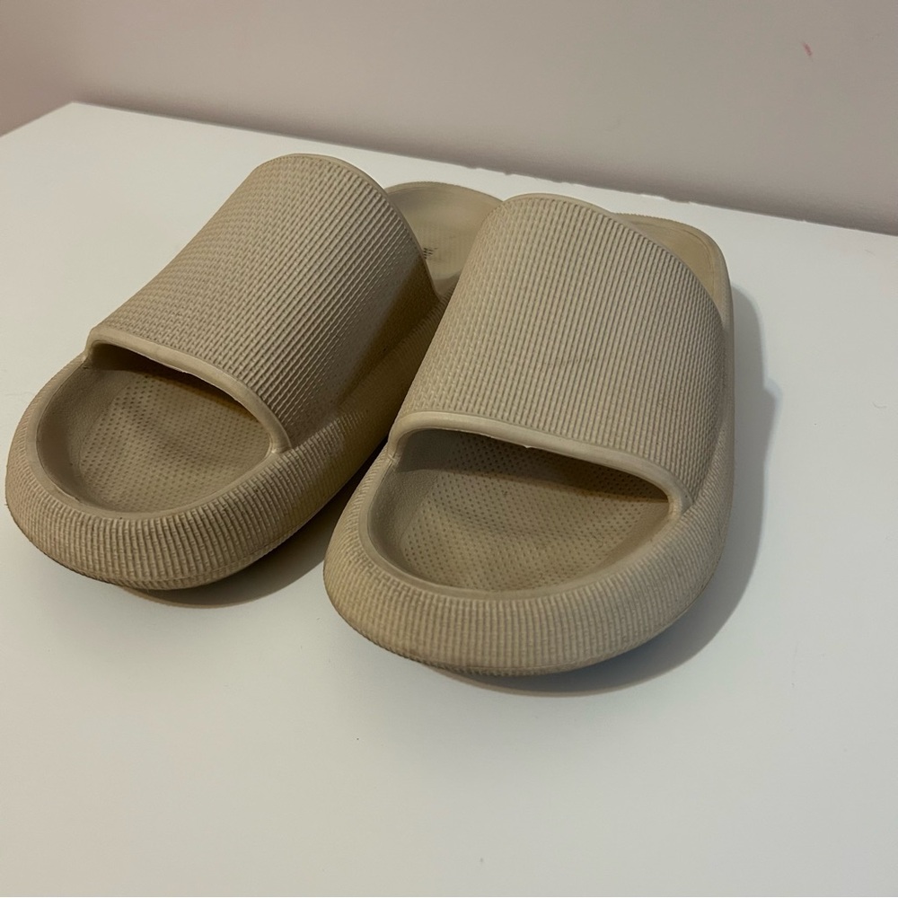 Women’s Beige Cushionaire Slide Sandals Size 8